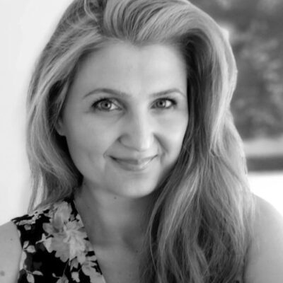 Illa Lynn BW Headshot 400x400 1.jpg